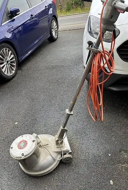 Bodenreinigung maschine