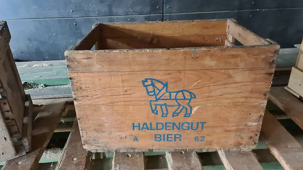 Schöner alter Holzharass Haldengut Bier