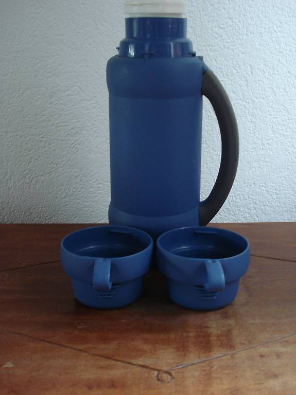 NeueThermoskanne/Thermoskrug inkl. 2 Becher