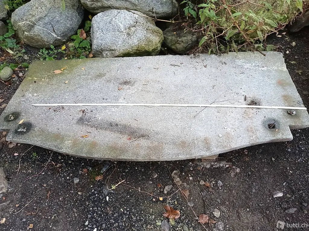 vecchio balcone in sasso