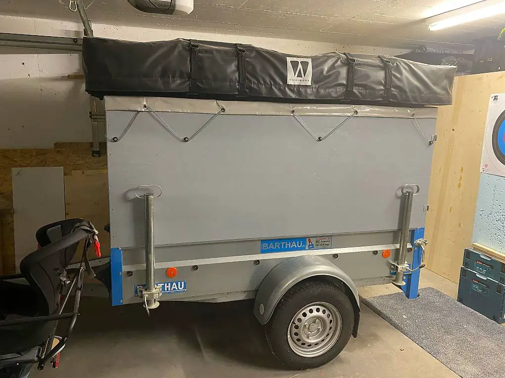 Dachzelt wickiwood XL inkl. Barthau-Anhänger mit Holzaufbau