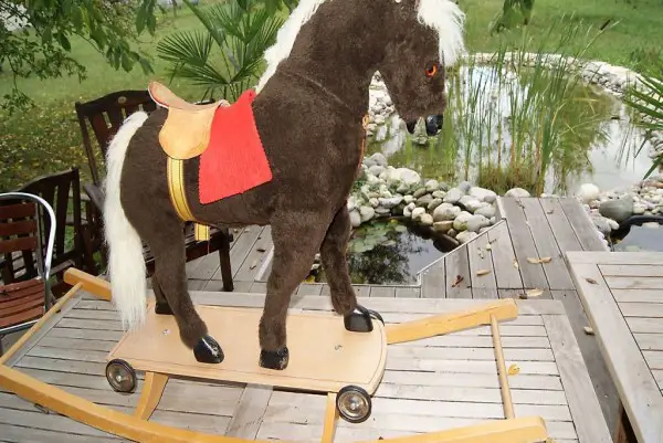 Grosses Schaukelpferd