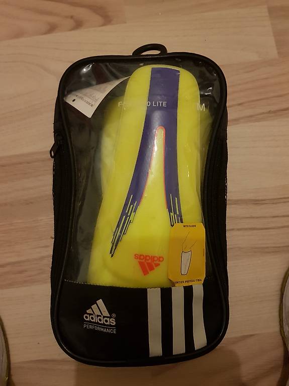 Schienbeinschoner mit Strümpfe