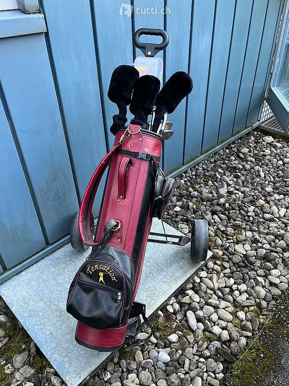 Golfwagen mit verschiedenen Eisen