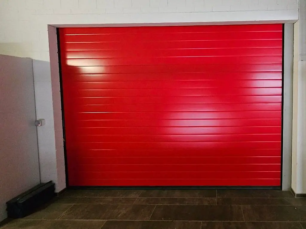 Sektionaltor als Garagen- oder Hallentor in Ferrari rot