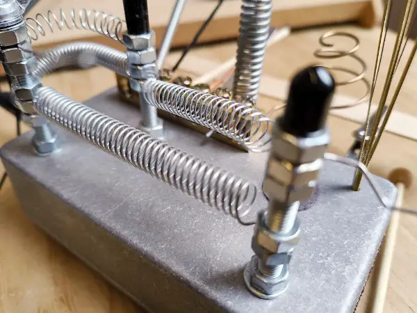 Noise Box mit integriertem Kontaktmikrofon