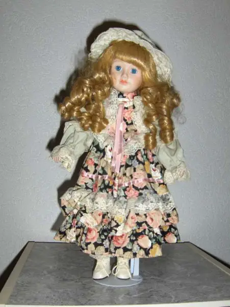 Porzellan Puppe mit buntem Blumenkleid 40 cm mit Ständer