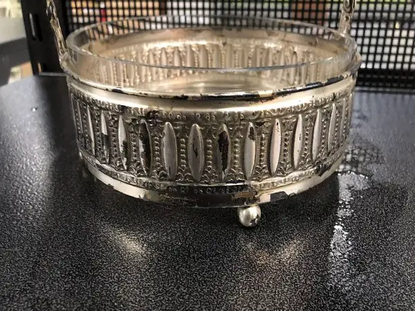 Metallschale mit Glaseinsatz