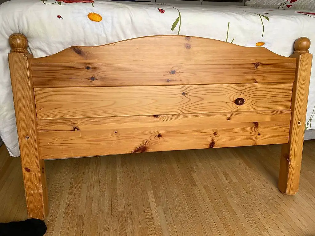 Holzbett mit Lattenrost (ohne Matraze und Decken)