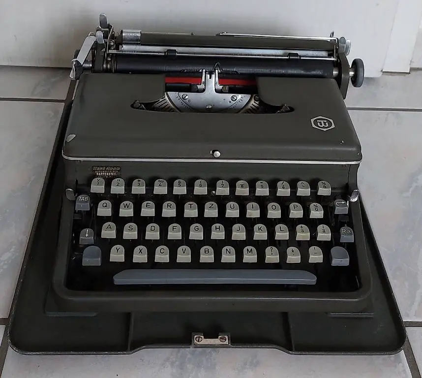 Alte Schreibmaschine zu verkaufen