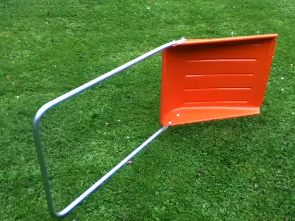 Pelle a neige traineau