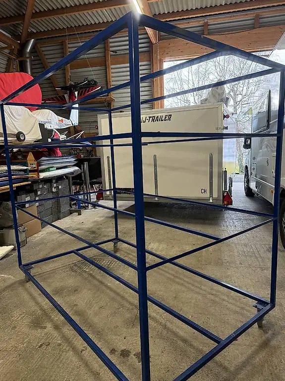 Lagergestell mit Tablaren und 4 Rollen