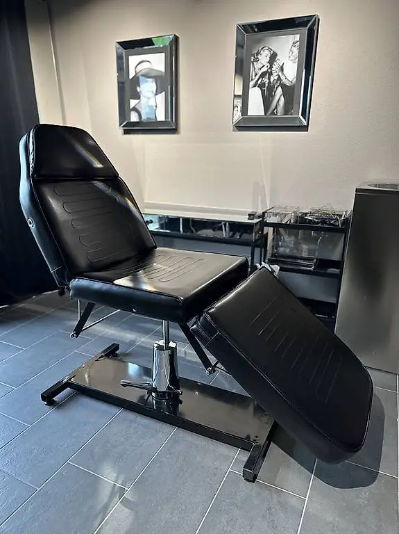 Kosmetikliege / Tattooliege mit oder ohne Hocker