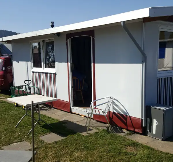 Wohnwagen mit neuem, winterfesten Vorbau