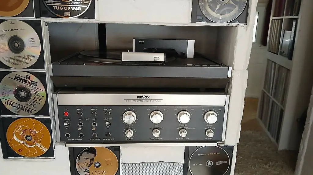 revox plattenspieler mit verstärker der ersten generation.