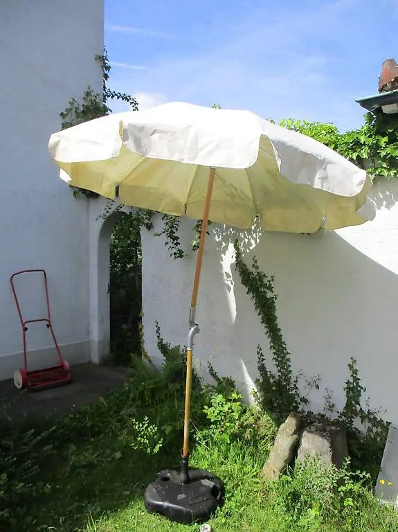 Grosser Stoff-Sonnenschirm Durchmesser 180cm mit Holz-Stange