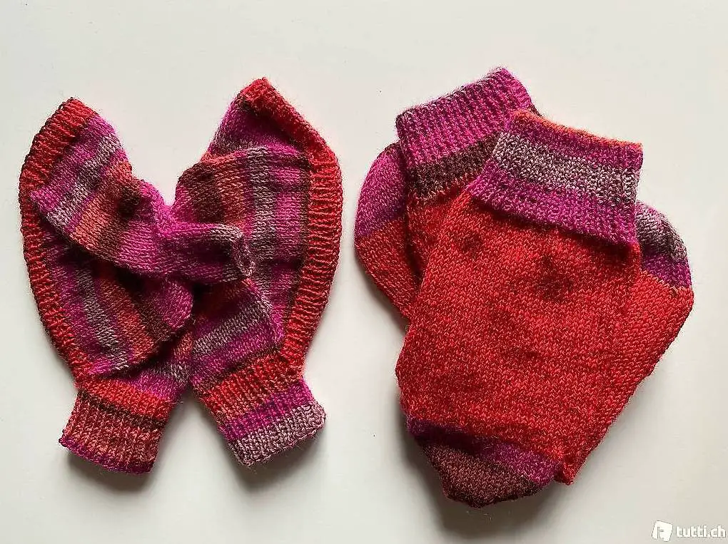 Wollsocken und Handschuhe, handgestrickt