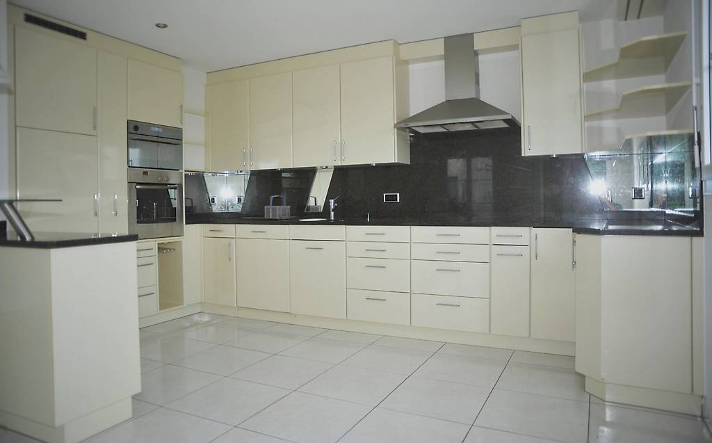 Schweizer Herzog-Einbauküche inkl. Frühstücksbar u. Geräte