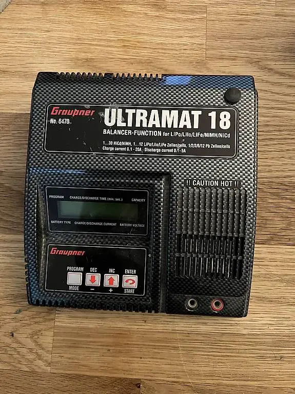 Graupner Ultramat 18 Ladegerät (Nr. 6470)