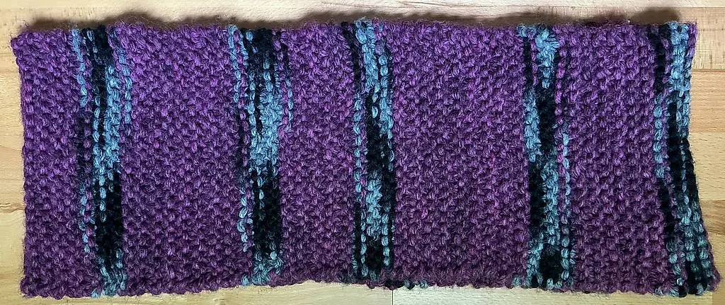 Gestrickter Schlauchschal aus Lammwolle