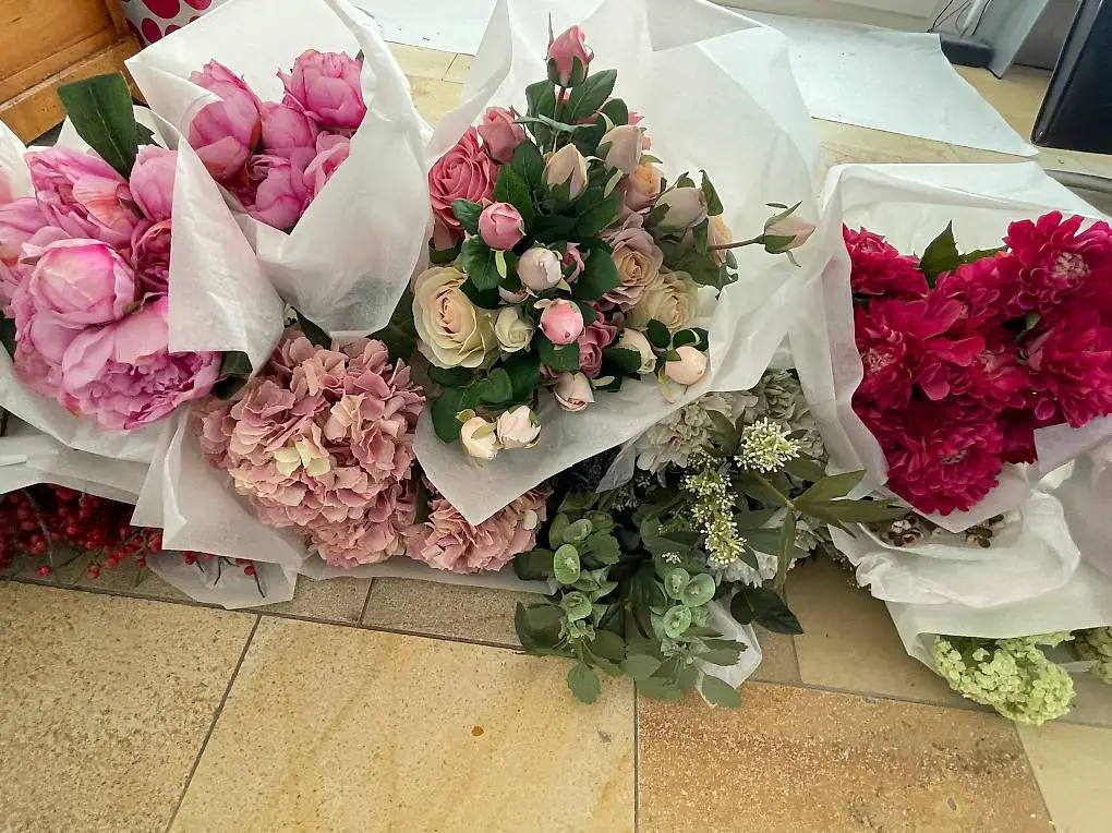 Schöne Deko-Kunstblumen in diversen Farben