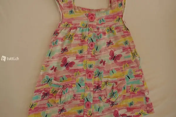 Schmuckes ärmelloses T-Shirt mit Schmetterlingen, Gr. 92