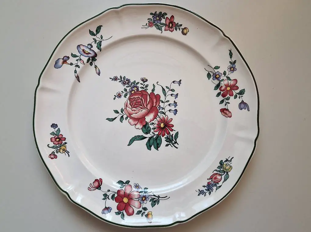 Porzellan-Zierteller mit schönem Blumenmuster