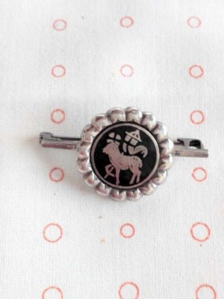  Broche ronde métal argenté/noir motif chèvre