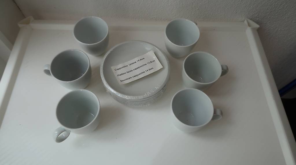 Tassen und Untertassen, neu, weiss