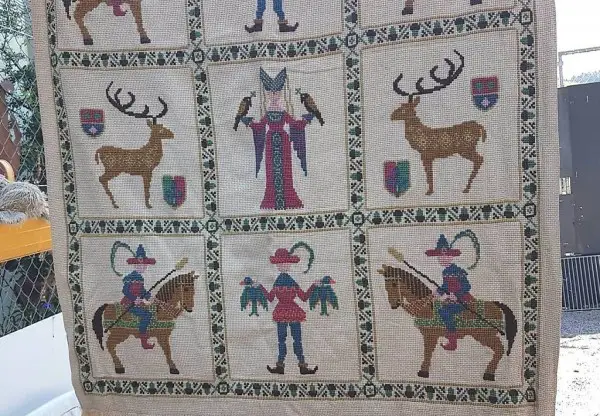 uralter rustikaler Wandbehang Kreuzstich mit Jagdszenen