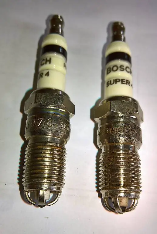 2 ungebrauchte Zündkerzen BOSCH Super 4- HR 78