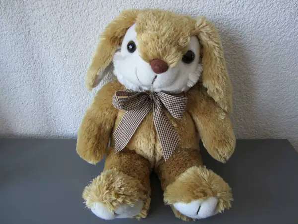  Peluche lapin assis (env. 30 cm)