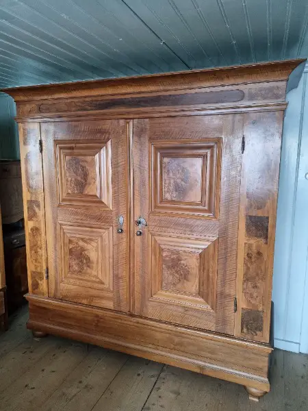 Wunderschöner Nussbaum-Kleiderschrank