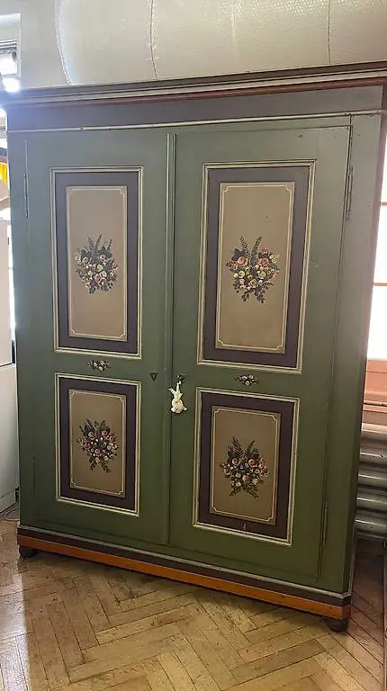 Schrank Kleider Schrank oder Kuchen Schrank