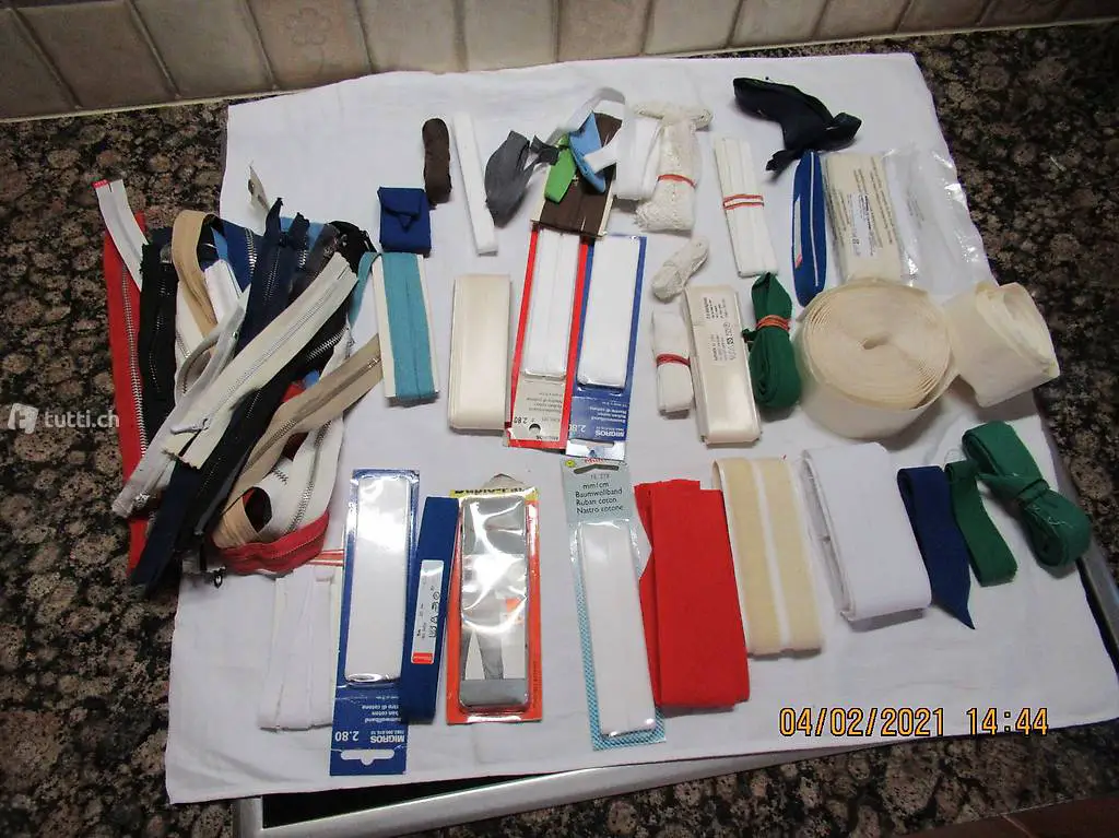 Nähutensilien, Schrägbändeli, Reissverschlüsse