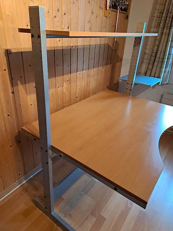 Schreibtisch mit Druckerkonsole