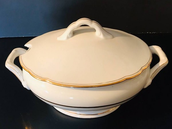 Antike Schüssel mit Deckel