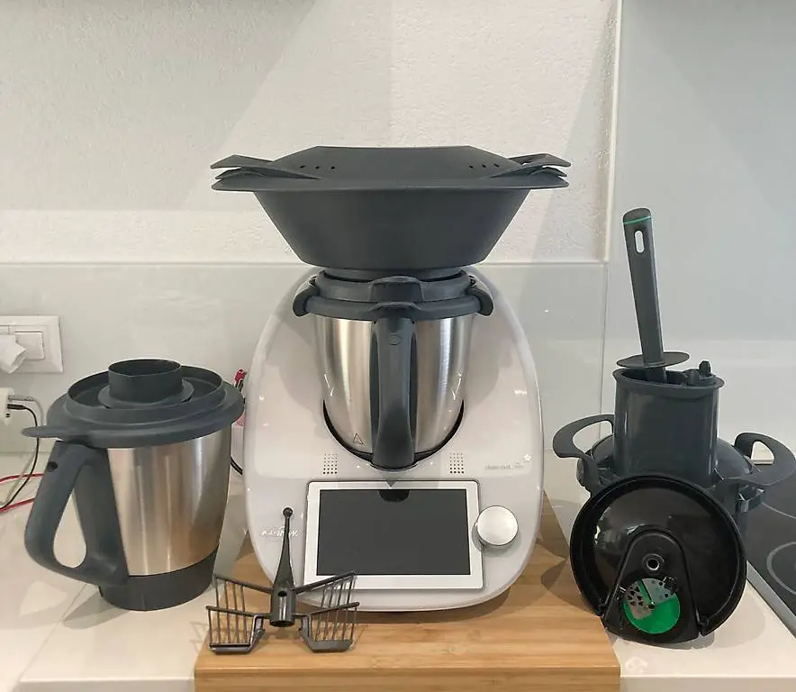 Thermomix TM6 inkl 2. Mixtopf und Reibe