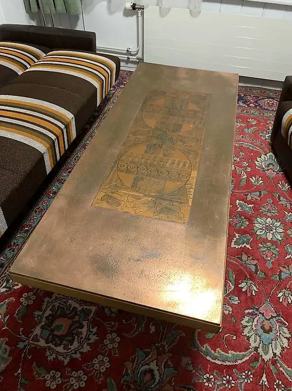 Salontisch mit dekorativer Kupferplatte
