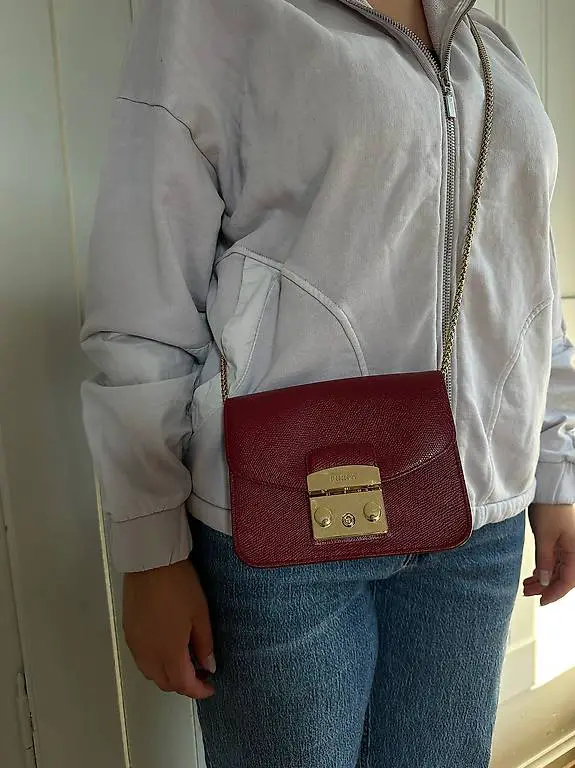 Furla Cross Body Tasche in Weinrot