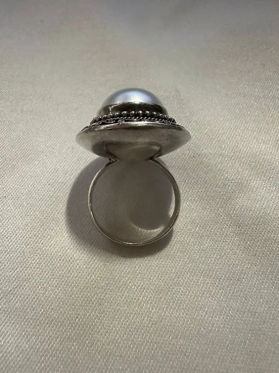 Silberring mit grosser Zuchtperle - Eleganz & Kunsthandwerk