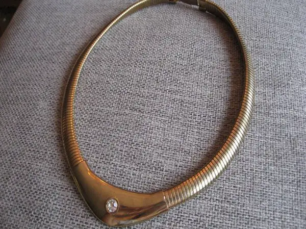 collier doré avec brillant