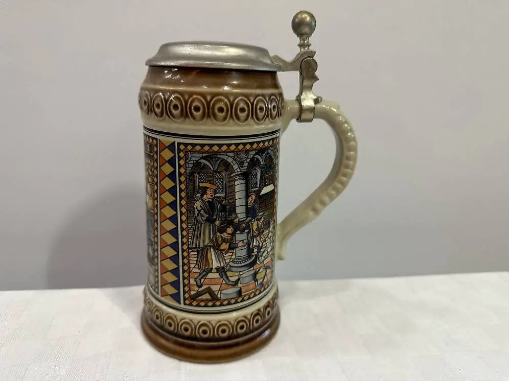 Bierkrug aus Keramik mit passendem Zinndeckel