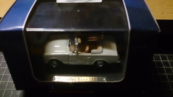 Mercedes-Benz 280 SL creme