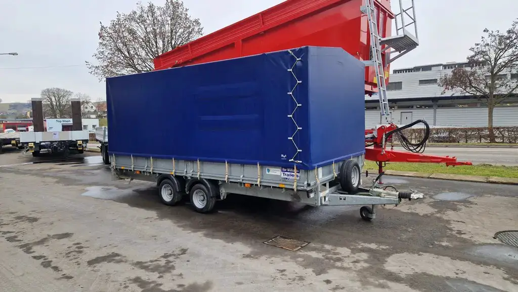 Anhänger 3.5 t mit Blachenverdeck
