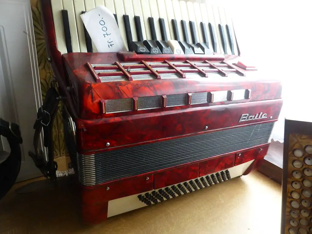 Handorgel / Akkordeon mit Pianotastatur, Marke Baile, rot