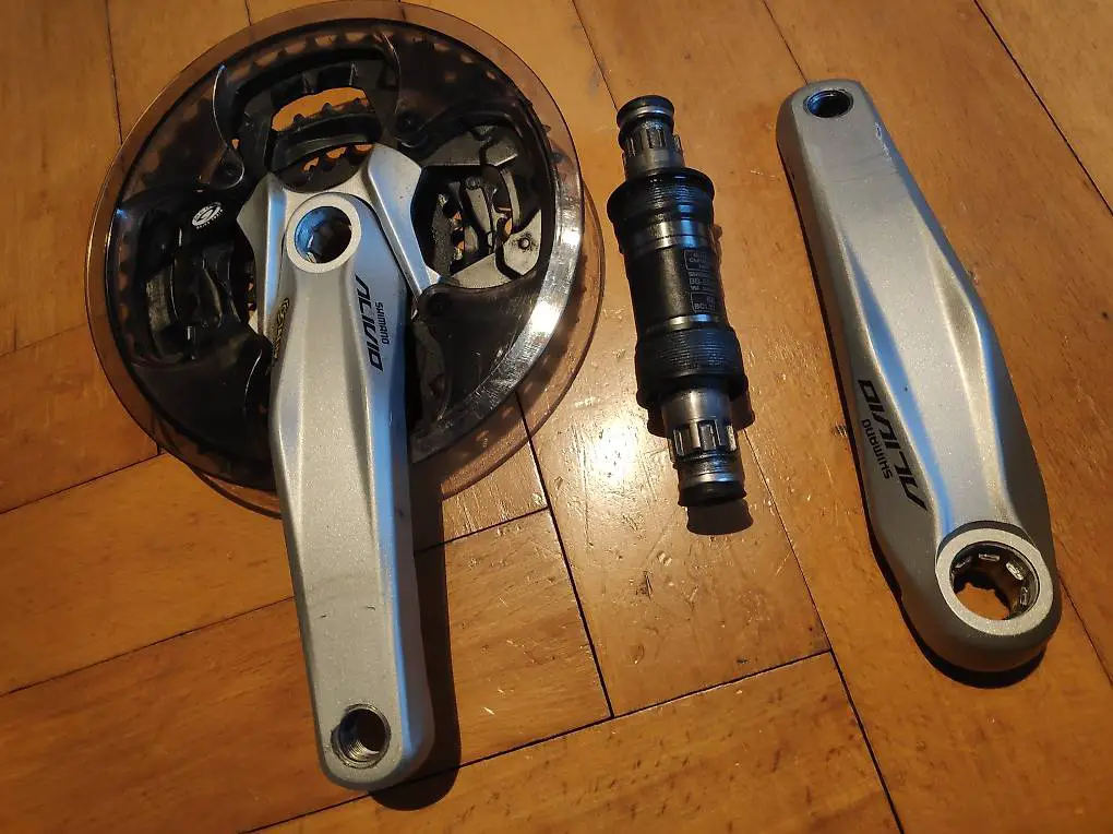 Shimano Alivio 3x9 Kurbel mit Tretlager