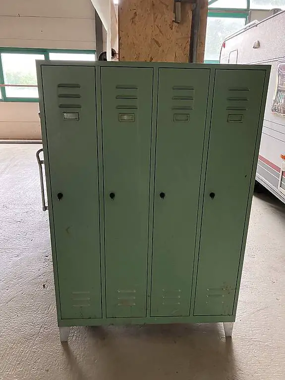 Garderobenschrank / Spind / Metallschrank