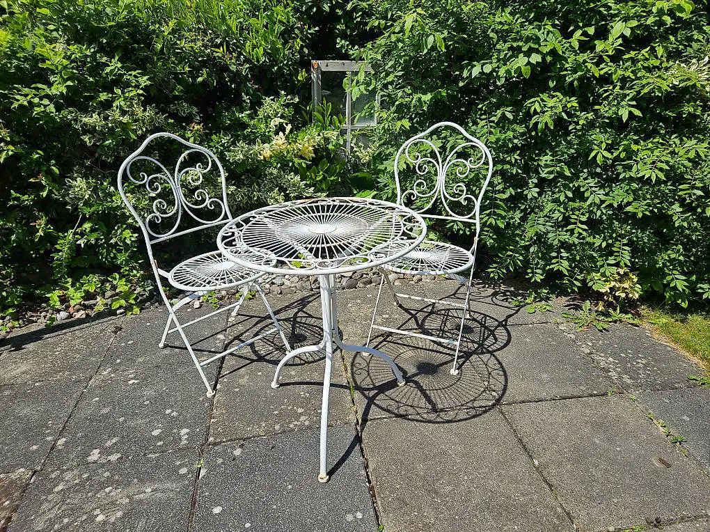 runder Metalltisch mit 2 Stühlen, romantischer Shabby chic