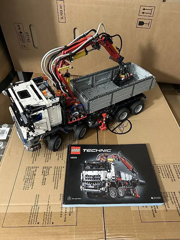 Lego 42043 mit Bauanleitung